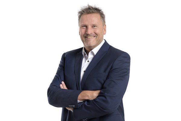 Christian 1600x941 Px