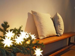 Bank im Flur mit Weihnachtssternen