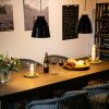 Tisch mit Hindergrund Weinregal sehr schön