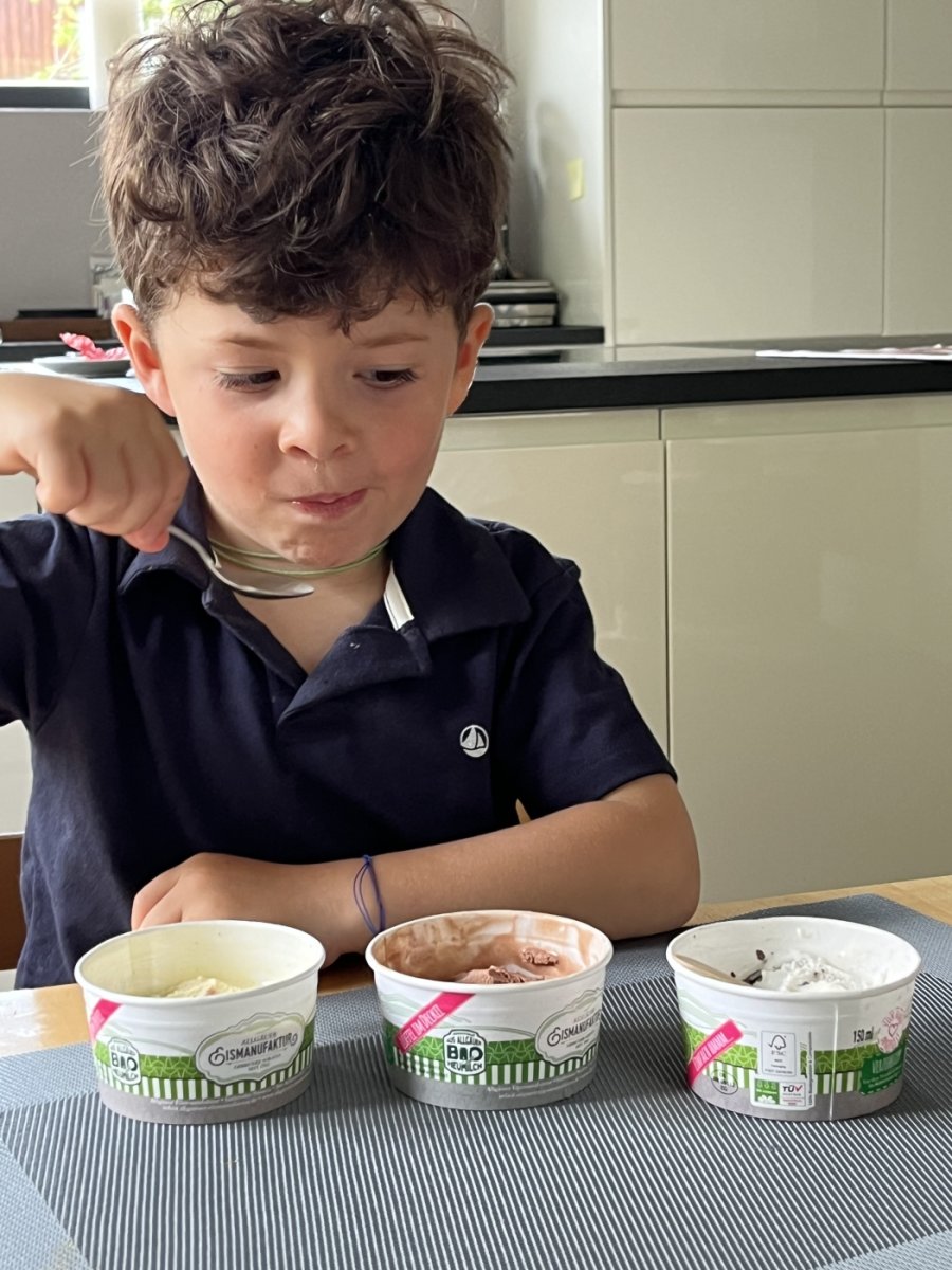 Unser Leopold beim Eis testen