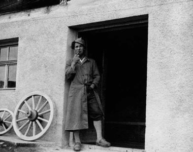 Otto Schittler vor seiner Wagnerei - 1951