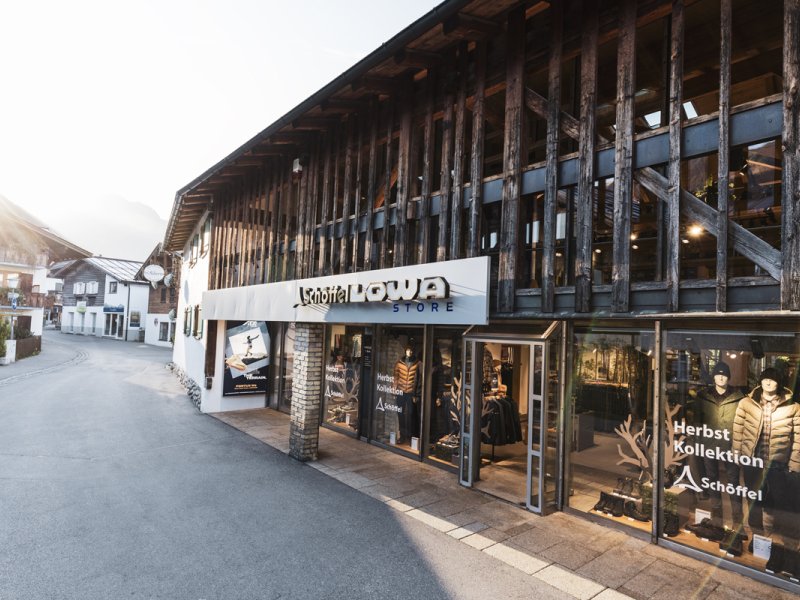 Schoeffel-Lowa-Store-Oberstdorf-Eingang