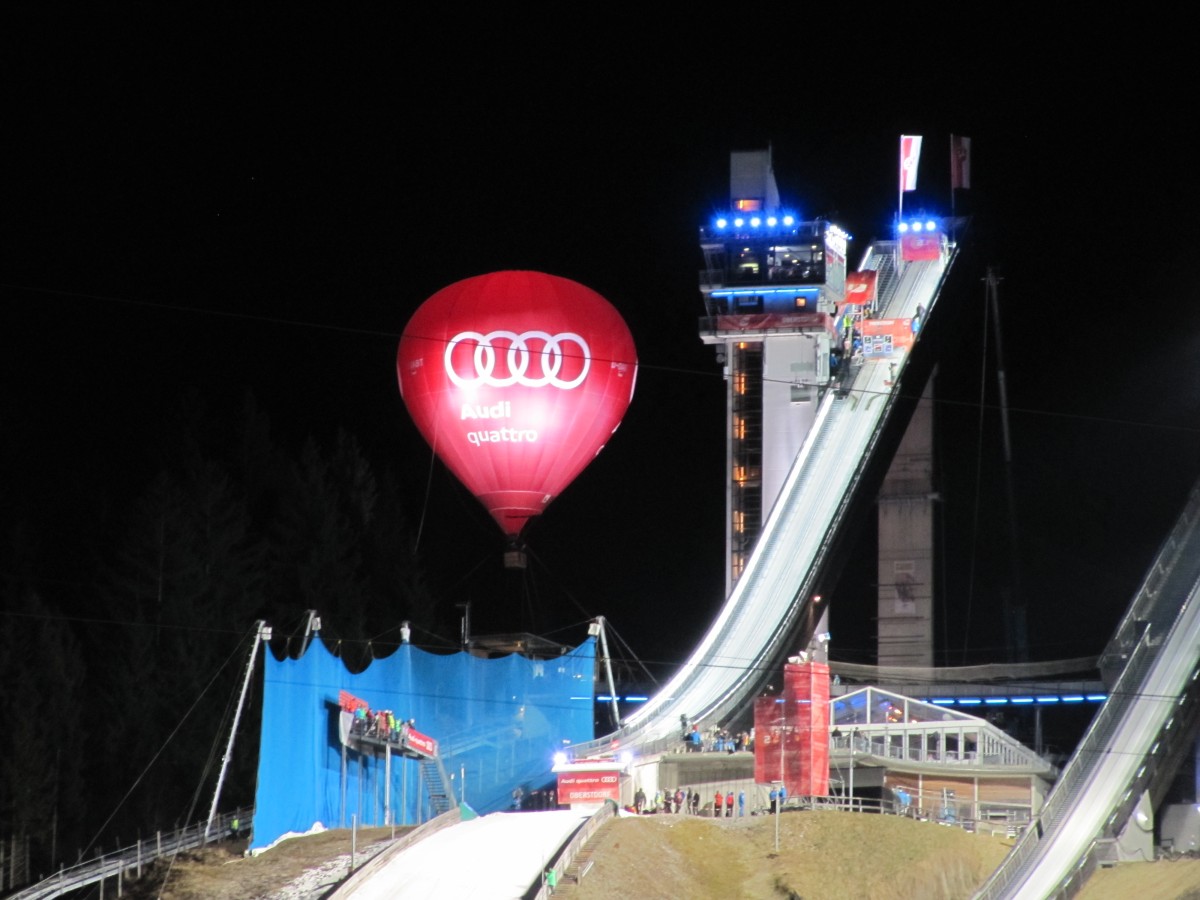 Anlaufturm mit Hauptsponsor Audi