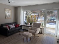 Ein gemütlicher Sessel, der den Wohnraum noch einladender macht.