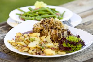 Pfeffersteak vom Weiderind dazu Bratkartoffeln und Speckbohnen