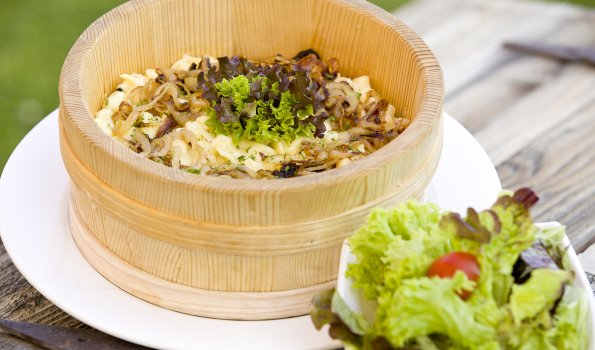 Kässpätzle im Holzteller