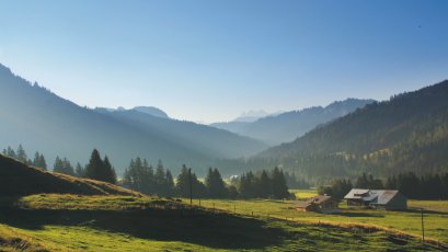Sonnenaufgang in den Bergen mit wunderschöner Aussicht