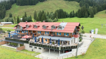 Hausansicht im Sommer