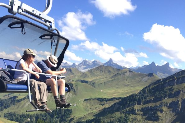 Https de.freepik.com fotos-kostenlos zwei-personen-fahren-mit-der-seilbahn 13123099.htm#fromView=search&page=1&position=28&uui