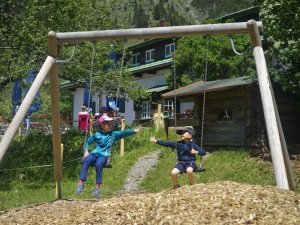 Schaukeln auf dem Spielplatz