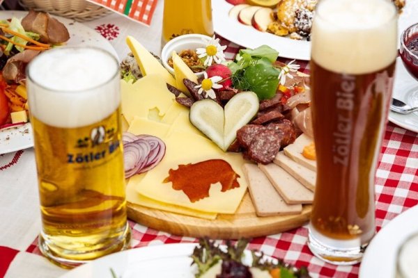 59DB02FB-490F-47ED-9E92-537B41F28E29 Zötler
Bier
Hirsch
Brotzeit
Kaiserschmarrn