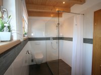 Bad zwei mit Doppelwaschbecken und Dusche