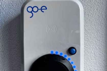 Wir bieten Euch und Euren E-Autos zwei E-Ladestationen (gegen Standgebühr). Sprecht uns einfach darauf an.

Ebenfalls gibt es Batterie-Ladestationen für Eure E-Bikes. Bitte ladet diese niemals im Haus oder Euren Unterkünften. Es gibt einen gesonderten Bereich für den Ladebetrieb am Parkplatz.