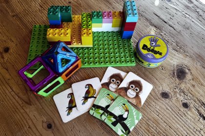 Da die kleinen Gäste bei uns mindestens genauso wichtig sind wie die Großen, haben wir ebenfalls im Untergeschoss ein Spielzimmer eingerichtet.
Während für die ganz Kleinen von Legosteinen bis Gesellschaftsspielen alles bereit steht, gibt’s für die etwas Größeren (und Erwachsenen) in einem separaten Raum auch Tischkicker, Tischtennisplatte und Dartscheibe.
Das Spielzimmer ist für alle Übernachtungsgäste frei zugänglich. Die Aufsichtspflicht obliegt den Eltern.