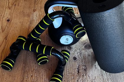 Für Regentage oder die Krafteinheit zwischendurch bietet unser kleiner, aber feiner Fitnessraum im Untergeschoss verschiedene Möglichkeiten für den Muskelaufbau. Der Raum ist für alle Übernachtungsgäste frei zugänglich. Angrenzend findet Ihr auch gleich einen Duschraum zum Schweißtropfen abduschen.