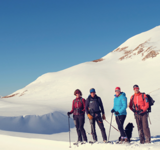 Zufriedene Gruppe beim Schneeschuhwandern