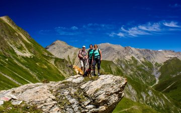 Frauchen mit Hund auf Tour