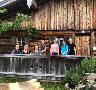 Wandergruppe_mit_Hund