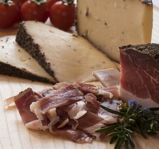 Südtiroler Speck serviert im Ultental