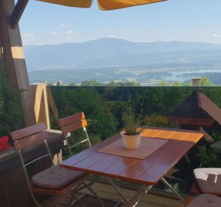Unser Ausblick auf den Faaker See von unserem Hotel auf dem Alpe-Adria-Trail