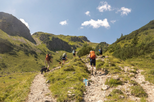 Eine Gruppe wandert mit Hund im Kleinwalsertal

© Karin Svadlenak-Gomez