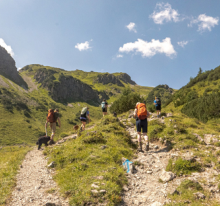 Eine Gruppe wandert mit Hund im Kleinwalsertal

© Karin Svadlenak-Gomez