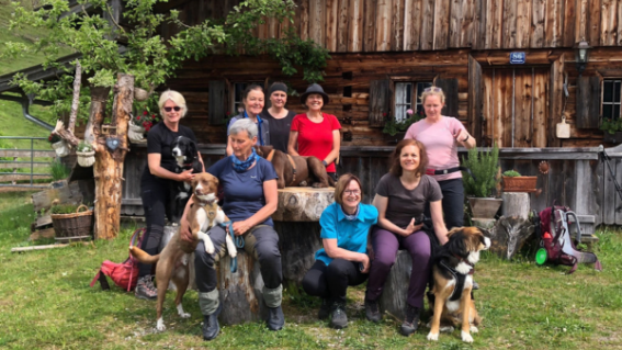 Eine Frauengruppe mit Hunden am Kaiserwinkl