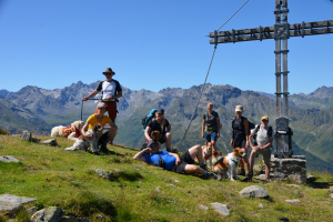 Eine Gruppe auf Alpenüberquerung Schmugglerpfade am Gipfelkreuz der Versalspitze

Foto: Heinrich Aderneuer