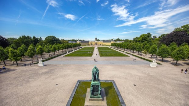 Karlsruhe Schloss mit Karl-Friedrich-Denkmal © KTG Karlsruhe Tourismus GmbH, Foto Joachim Mende