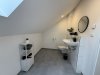 Badezimmer im Dachgeschoss mit einfachem Design