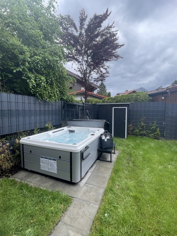Garten mit Whirlpool - Haus Gerberstraße