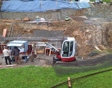 Unser Neubau wächst weiter, auch wenn das Wetter es nicht gut mit uns meint