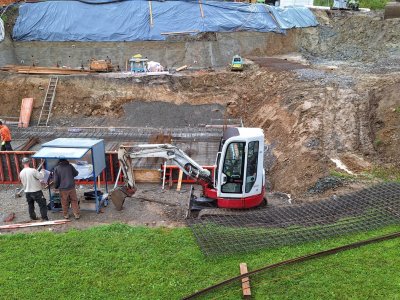 Unser Neubau wächst weiter, auch wenn das Wetter es nicht gut mit uns meint