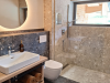 Bad mit Dusche und WC und viel Licht moderne Dusche mit WC und viel Tageslicht in unserer neuen Suite