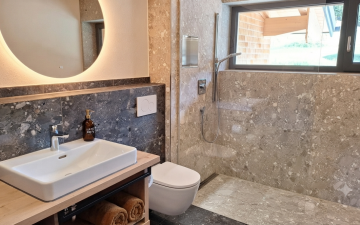 Bad mit Dusche und WC und viel Licht moderne Dusche mit WC und viel Tageslicht in unserer neuen Suite