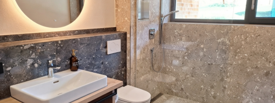 Bad mit Dusche und WC und viel Licht moderne Dusche mit WC und viel Tageslicht in unserer neuen Suite