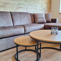 große Couch in unserer neuen Suite große Couch zum ausziehen in einer unserer neuen Suiten