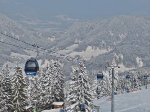 Die Söllereckbahn vor dem tief verschneiten Allgäu