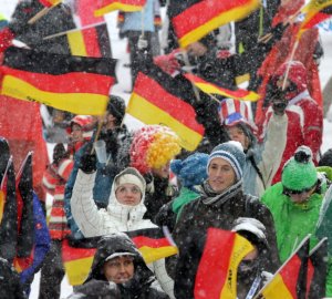 Begeisterte Fans in dichtem Schneetreiben