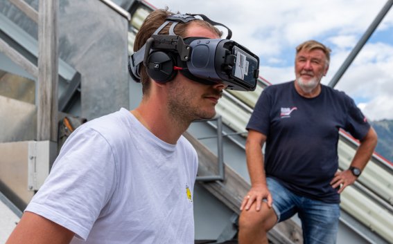 Mit dem Guide beim VR-Erlebnis