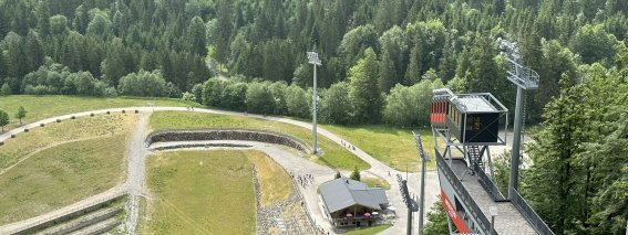 06 23 Auslaufhang Sprungrichter