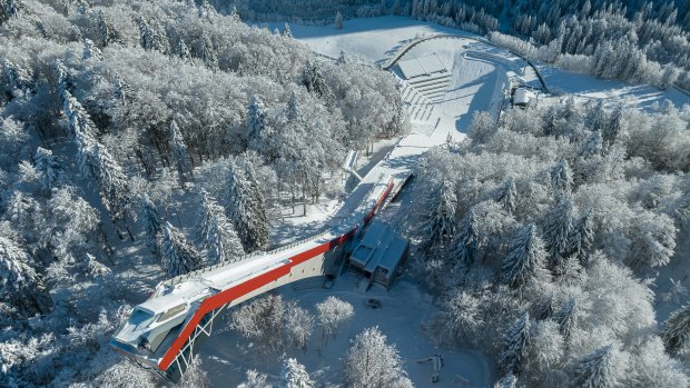 Flug über die Skiflugschanze