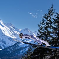 Skiflieger mit Bergpanorama