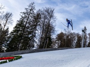 Skiflieger nach dem Absprung