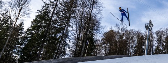 Skiflieger nach dem Absprung