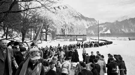 Zuschauer und Springer auf dem Weg zur Schanze