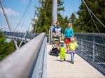 Der Baumwipfelpfad in der Waldwelt Skywalk Allgäu ist barrierefrei zugänglich und für Kinderwägen und Rollstühle geeignet. Waldwelt Skywalk Allgäu