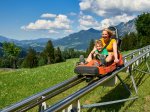 Mit Mama in der Sommerrodelbahn