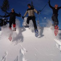 Ein Sprung über eine Schneewächte am Wannenkopf. Schneeschuhspaß