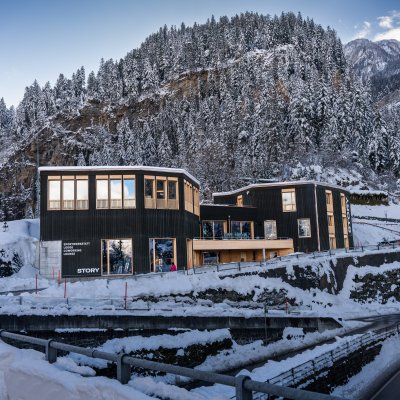 Die Story steht im Schnee zwischen Bergen. Der Winter ist kalt und die Umgebung ist ruhig und schneebedeckt.